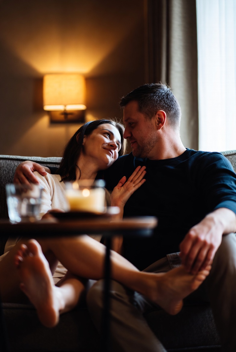 Couple discutant de ses envies et préférences intimes